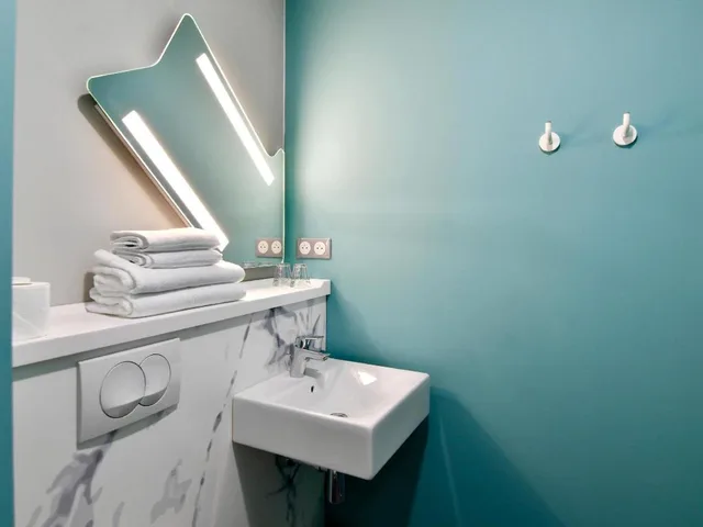 Room, 1 Double and 1 Single Bed, ibis budget Saint Nazaire Centre Gare 2/2