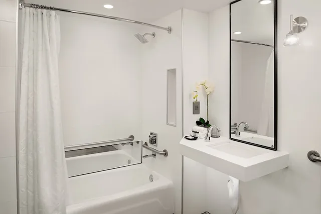 غرفة تقليدية بسرير كينج لذوي الإعاقة، Sheraton Universal Hotel 5/6