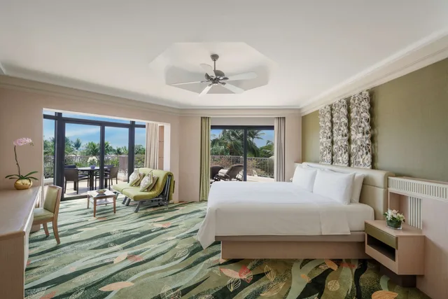 غرفة بسرير كينج بإطلالة على المسبح بشرفة، Shangri-La Rasa Sentosa, Singapore 2/5