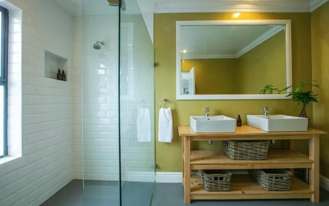 غرفة بسرير كينج بإطلالة على البحر، Hout & About Guest House 2/2