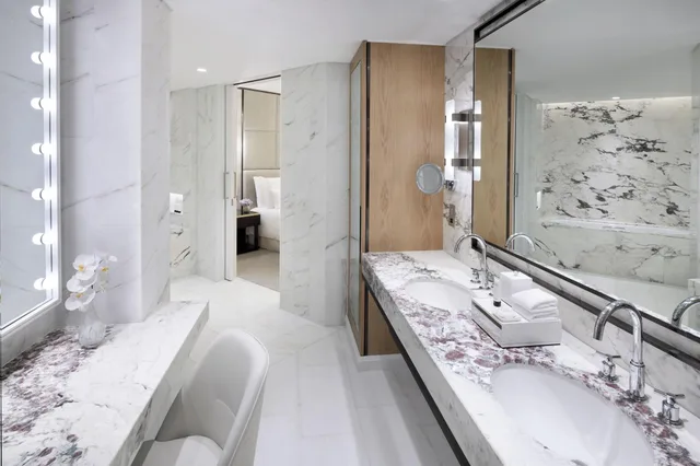Suite, Fountain View, Address Downtown 1/2