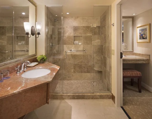 جناح تنفيذي بسرير كينج بإطلالة على البحر، Monterey Plaza Hotel & Spa 2/3