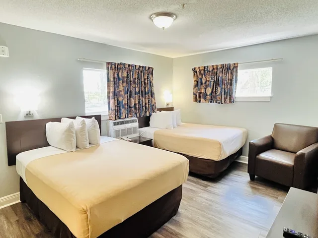 Standard, Single, 2 Double Beds، Suburban Studios Airport 5/10