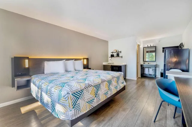 1 Queen Bed - Mobil Access Tub Nsmk Kitchen، Studio6 Effingham, IL 1/10