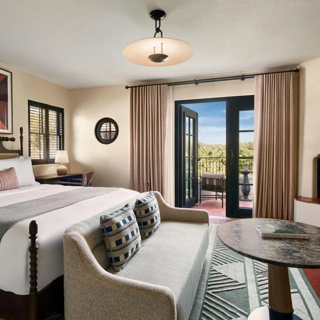 غرفة ديلوكس بسرير كينج بإطلالة على الحديقة بشرفة، The Ritz-Carlton Bacara Santa Barbara 1/3
