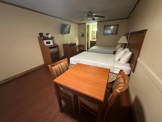 غرفة بسريرين مزدوجين للمدخنين، Hotel Red Rose by Townhouse Covington I-64 5/9