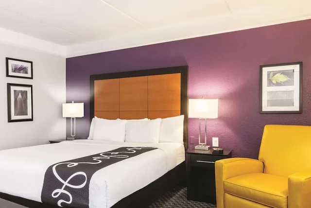 غرفة ديلوكس بسرير كينج، La Quinta Inn And Suites By Wyndham Orlando Airport North 6/9