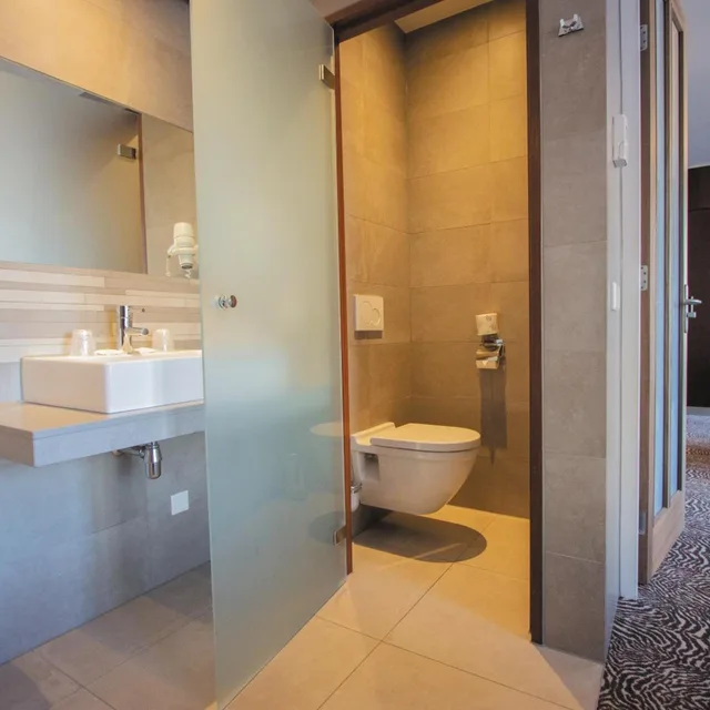 شقة بسرير كينج وسريرين منفصلين بغرفة نوم واحدة، Golden Tulip West Ende 5/10