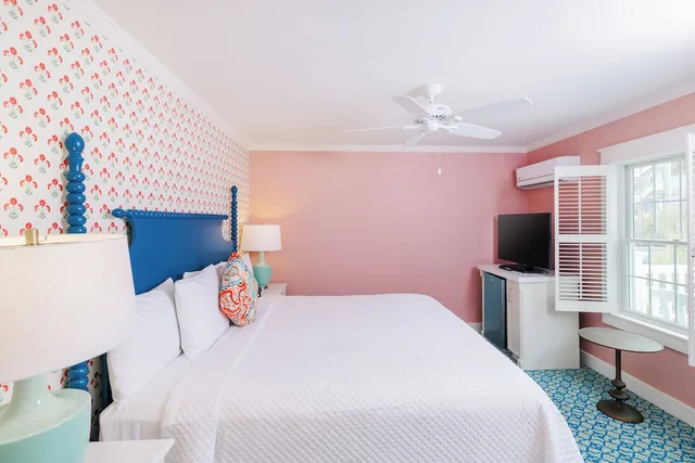 غرفة بسرير كينج بشرفة، Harbour View Inn 1/10