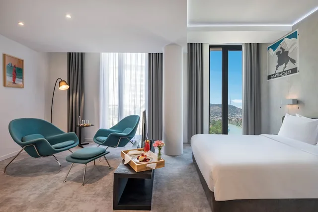 غرفة ديلوكس بسرير كينج بإطلالة على النهر، Golden Tulip Design Tbilisi 2/10