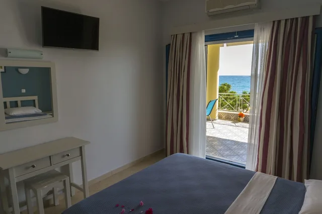 شقة عائلية بسريرين منفصلين وسرير كوين بإطلالة على البحر بغرفتي نوم مع أريكة، Loukas Hotel &amp; Apartments 3/5