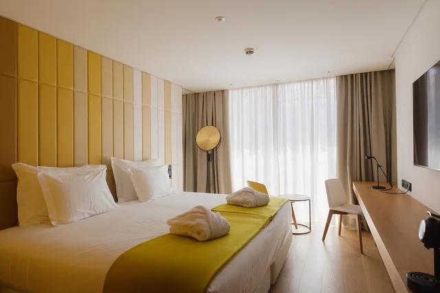 Connecting, King and Twin Beds, Light View، Lumen Hotel and The Lisbon Light Show 1/5