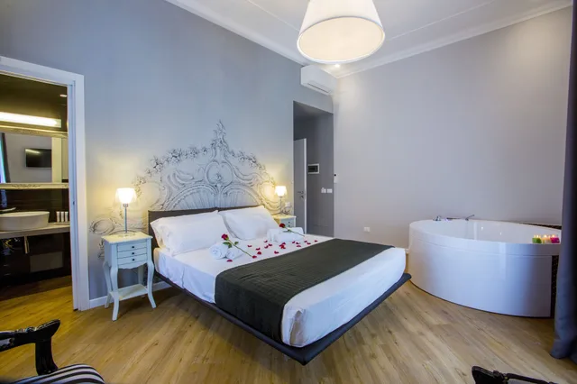 جناح بسرير كوين بحوض جاكوزي، Ara Suite 1/5