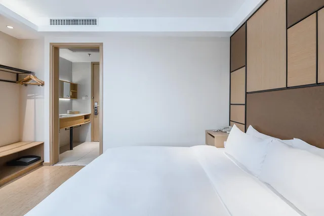 Standard, Double Bed, Ji Hotel (Shanghai Zhoupu Wanda Plaza) 2/3