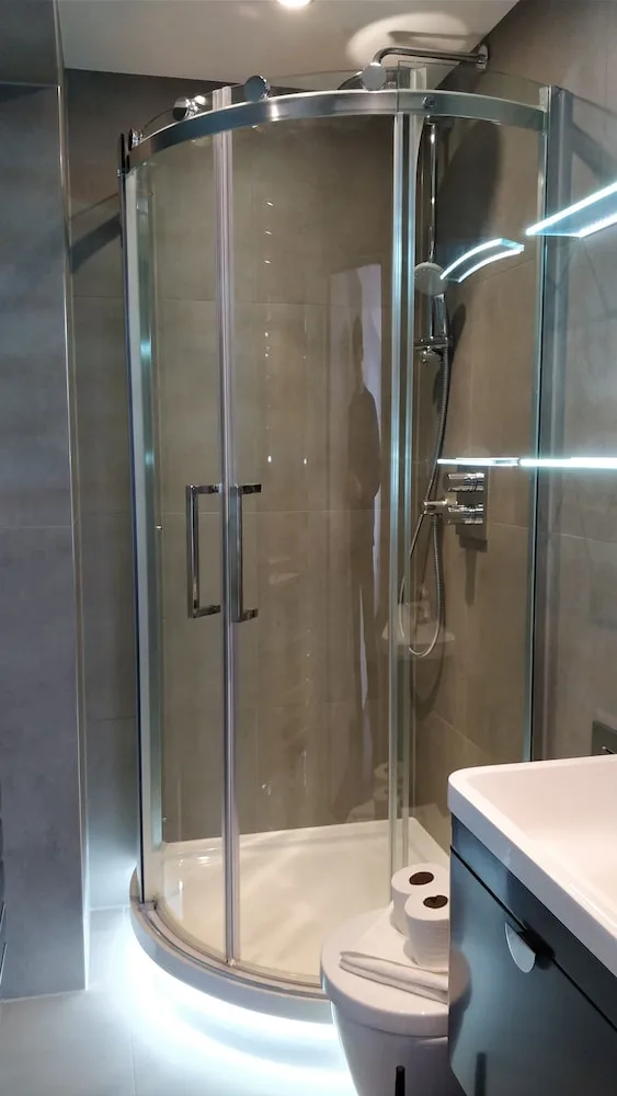 2 Bedrooms, Apartment, 4 Beds, Access Tower Hill 3/4
