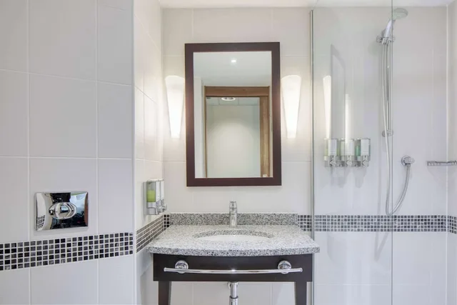 غرفة بسرير كوين مع أريكة، HAMPTON BY HILTON YORK 7/7