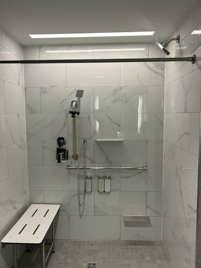 غرفة بسريرين كوين، Cambria Hotel Niagara Falls 3/3