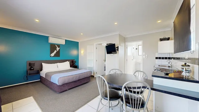 غرفة بسرير كوين وسريرين منفصلين بغرفة نوم واحدة، Albatross Motel 6/10