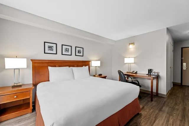 غرفة بسرير كينج لذوي الإعاقة، Travelodge Suites by Wyndham Regina / Eastgate Bay 1/8
