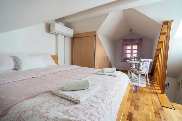 Duplex, Queen Bed, Sofa, Studios Belvi 1/5