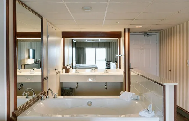 غرفة بسرير كينج بجاكوزي، Bayshore Resort 10/10