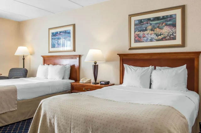 غرفة قياسية بسريرين مزدوجين، Clarion Hotel & Conference Center Ronkonkoma MacArthur Airport 1/1