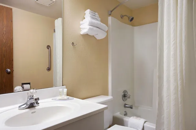 غرفة قياسية بسرير كينج للمدخنين، Super 8 by Wyndham Collinsville St. Louis 3/3