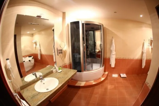جناح، METROPOL HOTEL 1/1