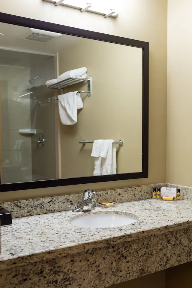 غرفة قياسية بسريرين كوين، Best Western Plus Bowmanville 6/7
