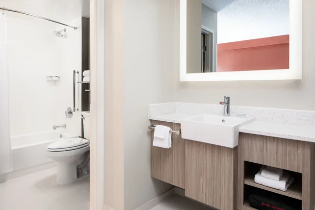 جناح بسريرين كوين مع أريكة، SpringHill Suites Dallas Downtown/West End 6/10