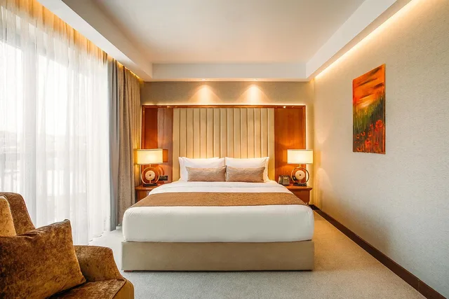 جناح بسرير كينج وسرير كينج وسريرين منفصلين بشرفة، Marjan Plaza Hotel 1/1