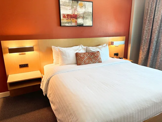 غرفة بسرير كينج بحوض استحمام لذوي الإعاقة، Lincoln Hotel Monterey Park Los Angeles 8/10