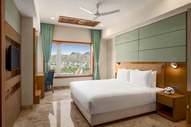 غرفة بريميوم بسرير كينج، Howard Johnson by Wyndham Udaipur Roop Nagar 2/5
