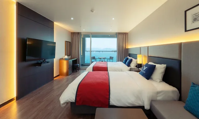 غرفة ديلوكس عائلية بسريرين منفصلين وسرير كينج وسرير فردي بإطلالة على البحر، Yeosu Venezia Hotel & Suites 1/7
