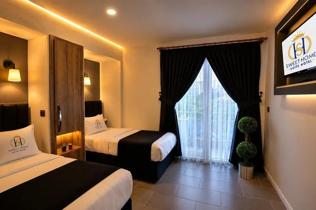 جناح كومفورت بسريرين منفصلين وسرير كينج بإطلالة على البحر بغرفتي نوم، Sweet Home Suite Hotel 1/9