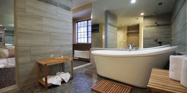 Watermarc, King Bed، Postmarc Hotel And Spa Suites 3/10