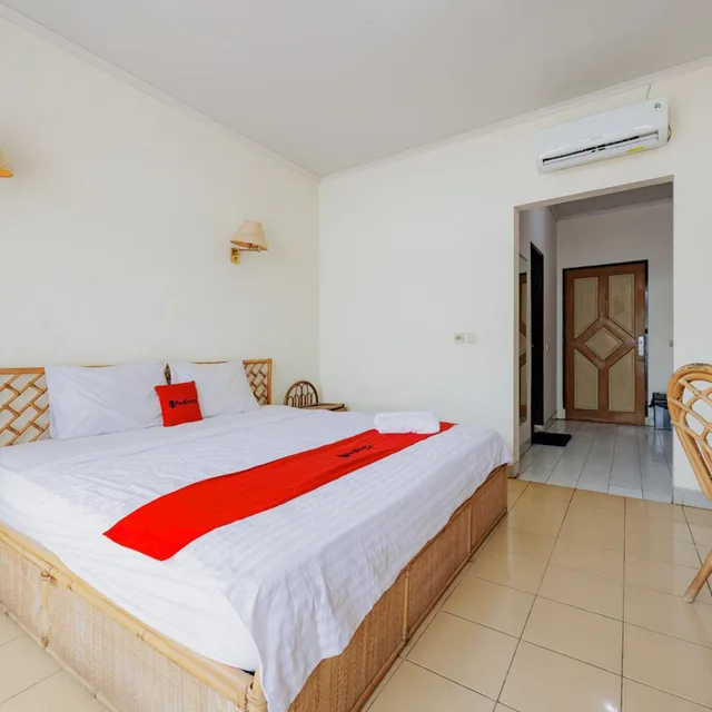 غرفة بسرير مزدوج، RedDoorz Plus near Tugu Mercusuar Anyer 3/10