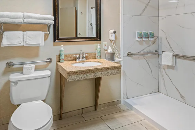 غرفة بسرير كوين بحوض استحمام لذوي الإعاقة، Best Western Providence Warwick Airport Inn 3/3