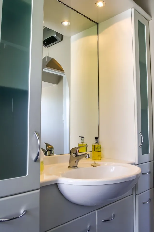 Lodge, 4 Beds, 4 Queen Beds، Camelot Motor Lodge 2/2