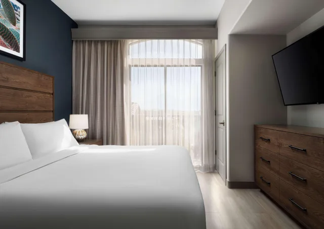 غرفة بسرير كينج لذوي الإعاقة، Embassy Suites Tucson Paloma Village 1/4