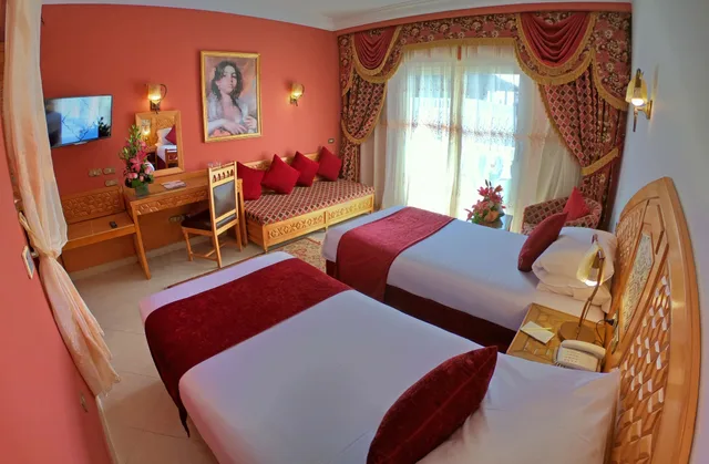 غرفة سوبيريور بسرير مزدوج بإطلالة على المسبح، Oriental Rivoli Hotel Spa 2/7