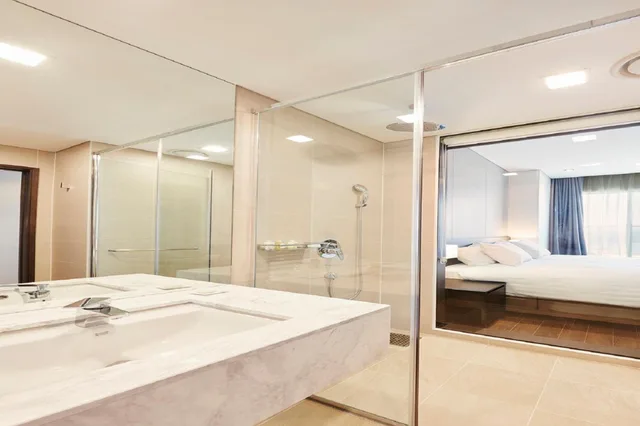غرفة ديلوكس بسرير كينج بإطلالة على البحيرة، SkyBay Hotel Gyeongpo 6/8