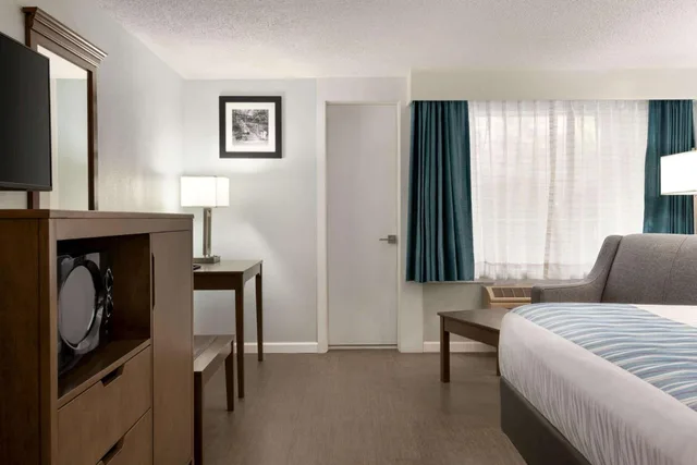 غرفة بسرير كينج، Gatlinburg River Inn 2/9