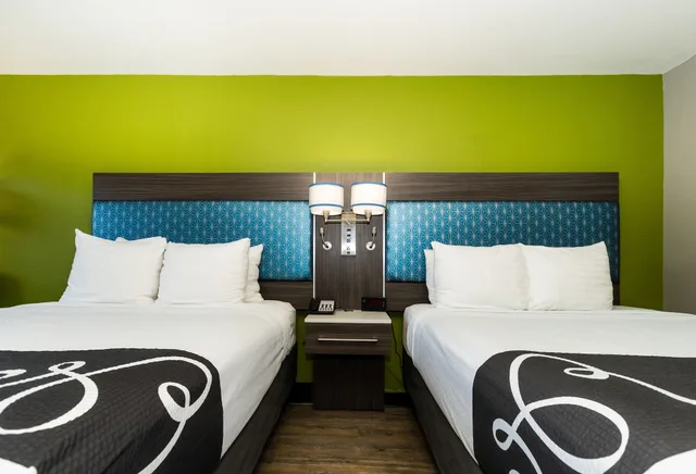 غرفة قياسية بسريرين كوين، Surestay Plus Hotel By Best Western Point Richmond 2/10