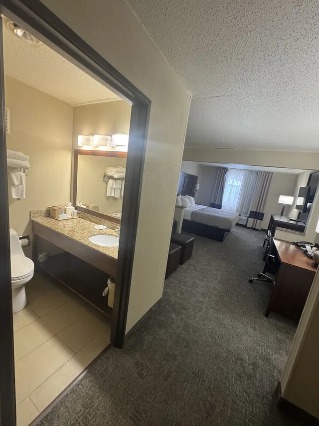 جناح بسرير كوين مع أريكة، Quality Inn & Suites Green Bay - Ashwaubenon 6/8