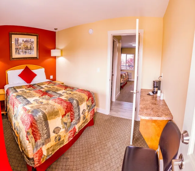 Room, 2 Queen Beds, Courtyard View, Pool Side، Sahara Courtyard Inn Penticton 5/7