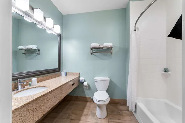 جناح بسرير كينج مع أريكة بمطبخ صغير، Best Western Port Aransas TX 3/3