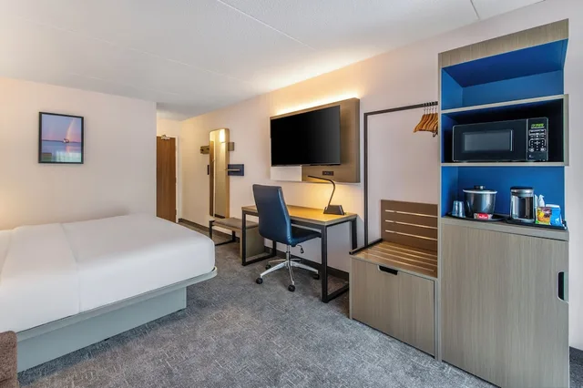غرفة بسرير كوين مع أريكة، Comfort Inn North Bay, ON 4/6