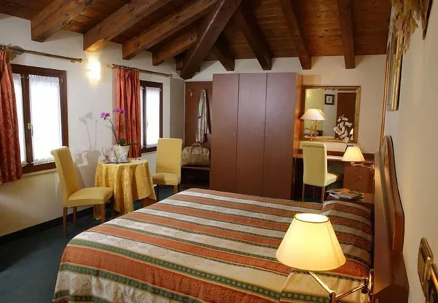 Family, 1 Single and 2 Double Beds، Antico Moro 5/5