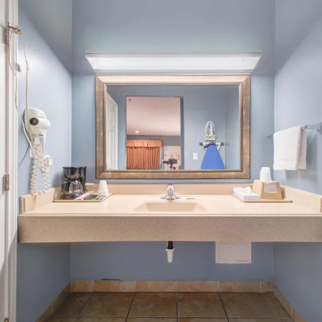 غرفة بسرير كينج وسريرين كينج، Weslaco Inn by Capital O Near Mercedes 5/10